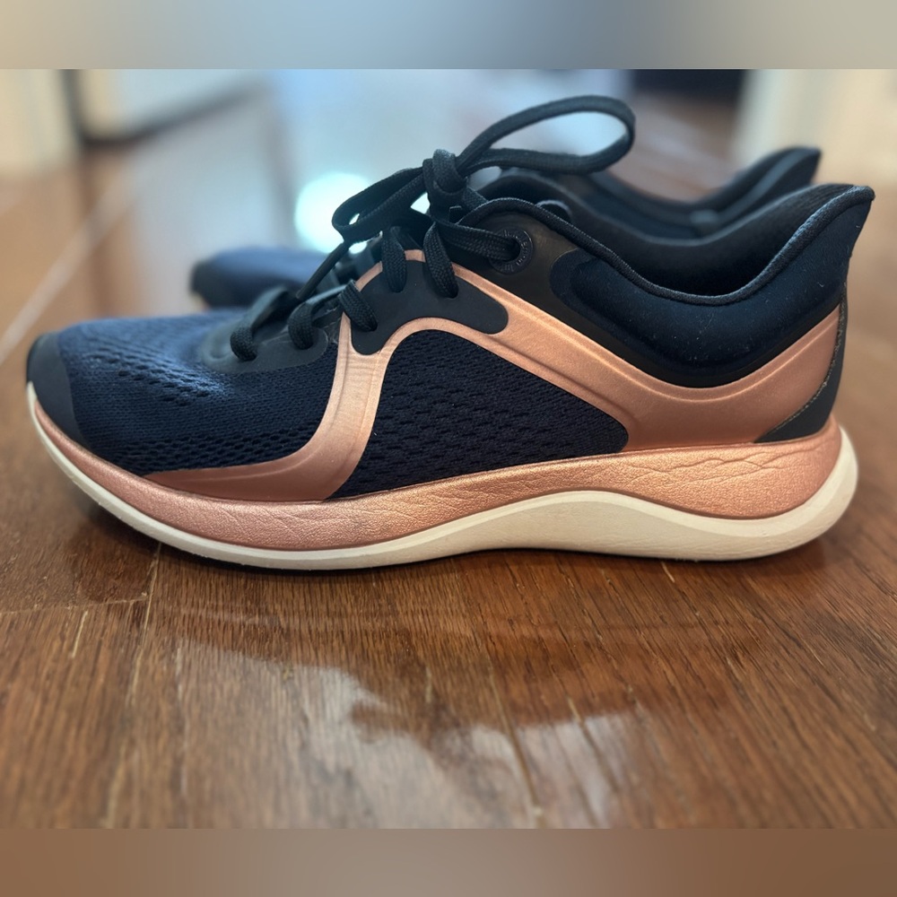 Lululemon Women's Chargefeel Workout Low Athletic Shoes 6.5 Navy Rose Gold Color